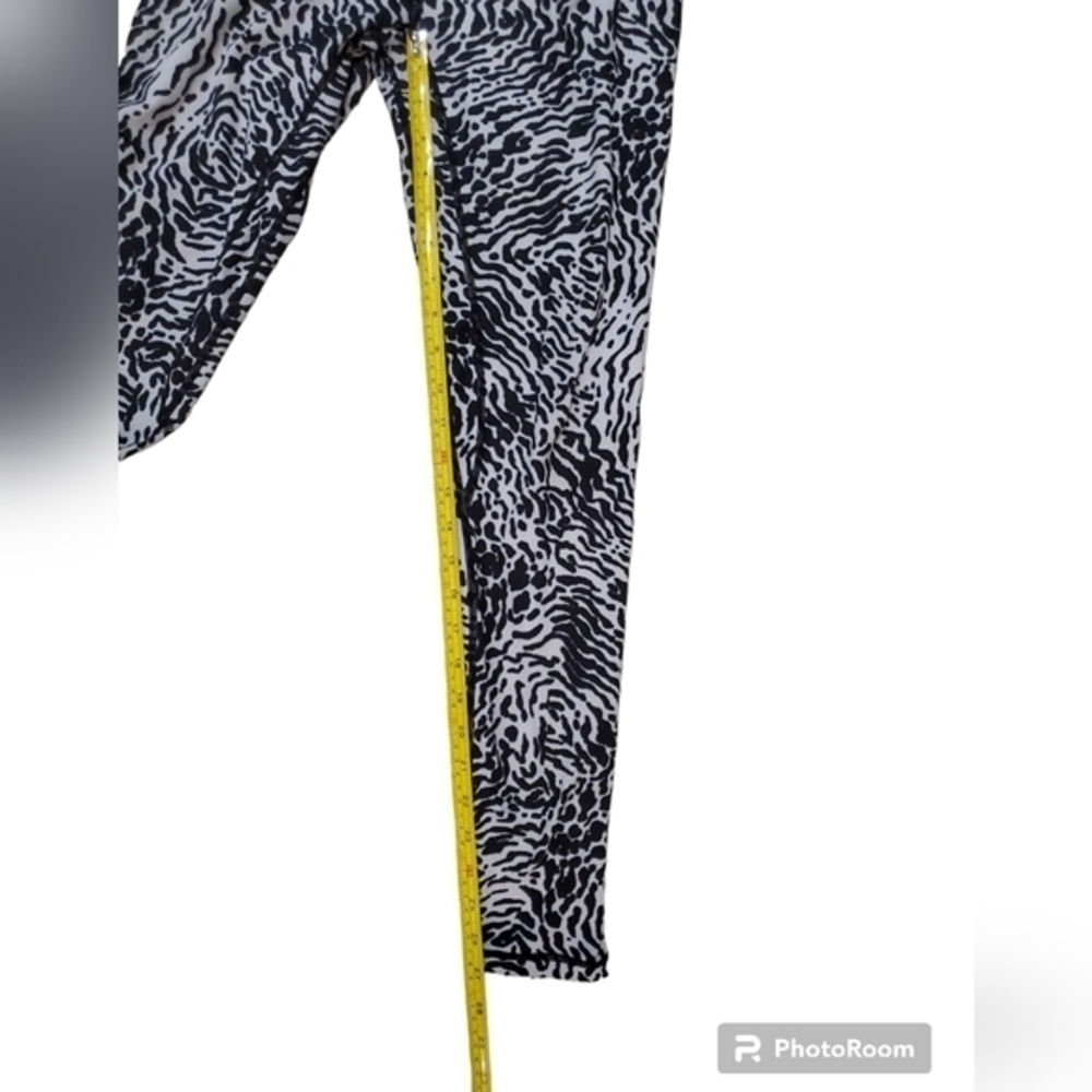TYC Women's White Leopard Scrunch Booty High Rise Leggings Medium - Picture 5 of 6